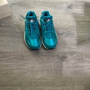 Selling a women size 8 teal Nike huarache shoe in very good condition